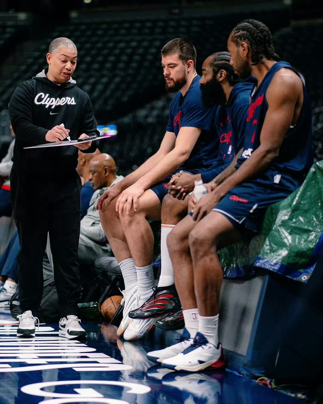 洛杉矶快船发布备战花絮，赛后防线松动，英超任务艰巨，数据趋势出现新变化(洛杉矶骚乱原因)-泛亚官网入口